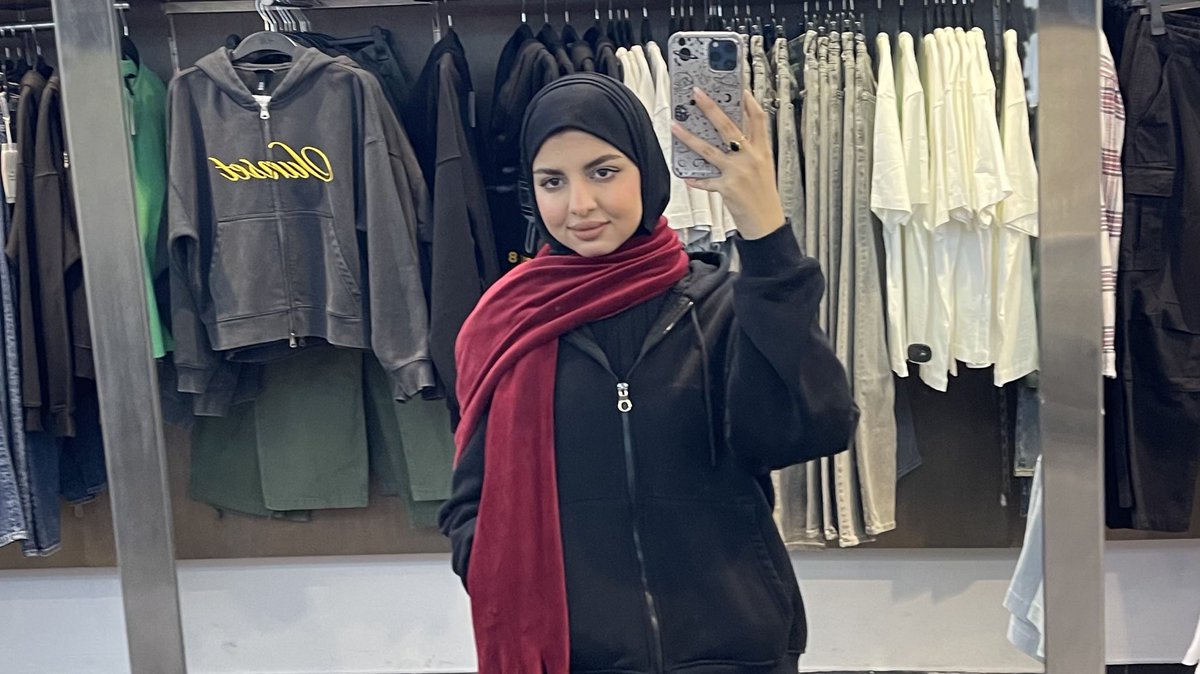 6furq's tweet photo. لو لم تكوني أنتِ في حياتي
كنت إخترعت امرأة ،مثلك ياحبيبتي
قامتها جميلة طويلة كالسيف
وعينها صافية مثل سماء الصيف
كنت رسمت وجهها على الورق
كنت حفرت صوتها على الورق https://t.co/1sXT6Hr17S