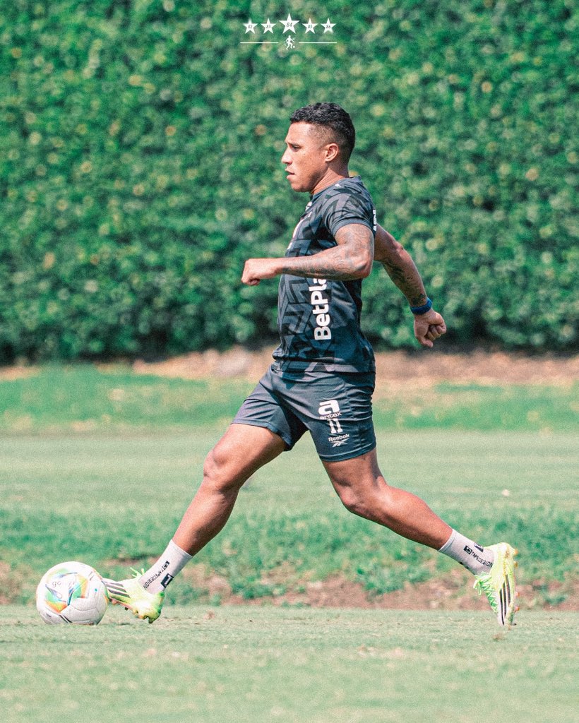 América en Europa tweet media