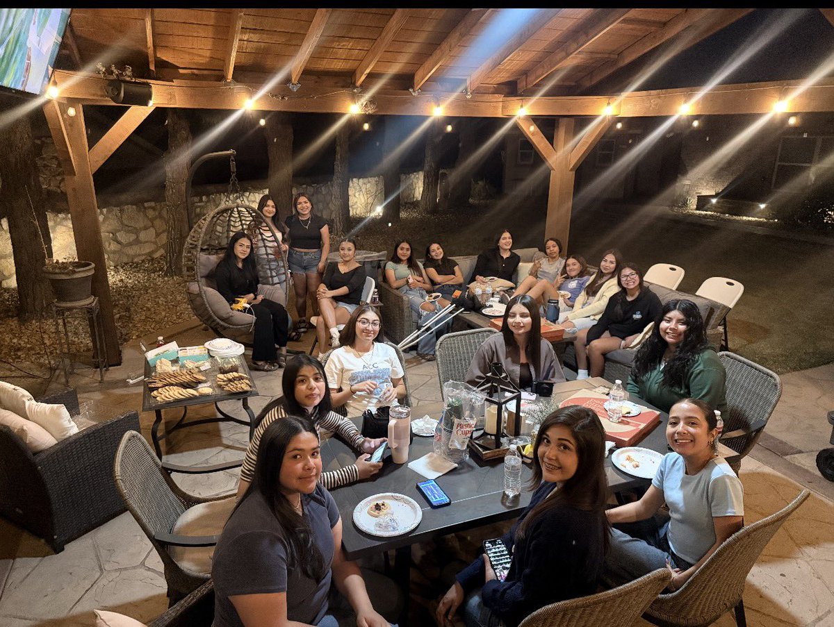 GirlssoccerRams's tweet photo. A little team dinner before our last regular season game of the year. https://t.co/aDjB9kIYTT