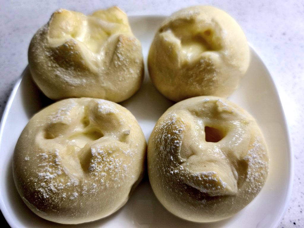 Q_raguel's tweet photo. 今回はモッツァレラチーズを使ったのでピザみたいにビヨ～ンって伸びて美味しく焼けたよ😊

#手作りパン https://t.co/TzfDZqVLCG