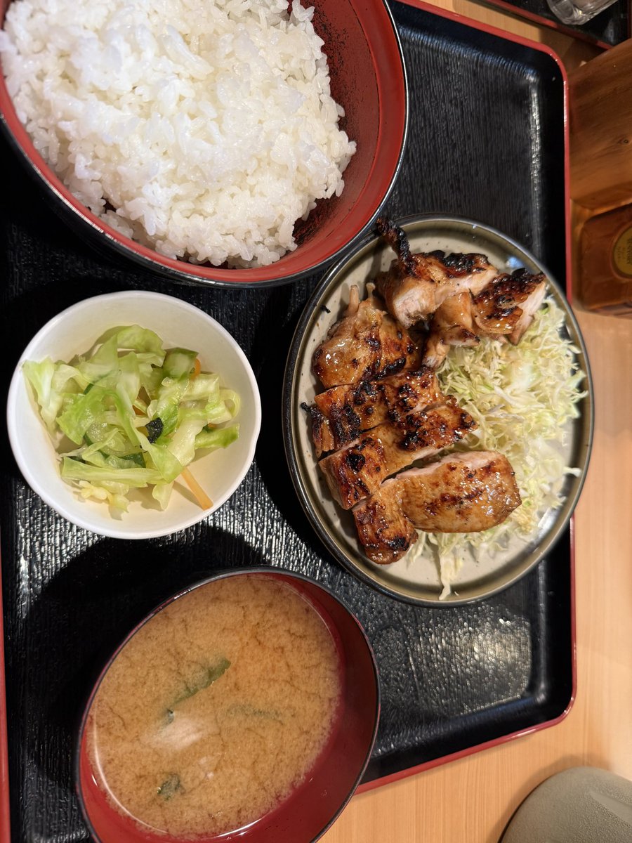 えもいさん tweet media