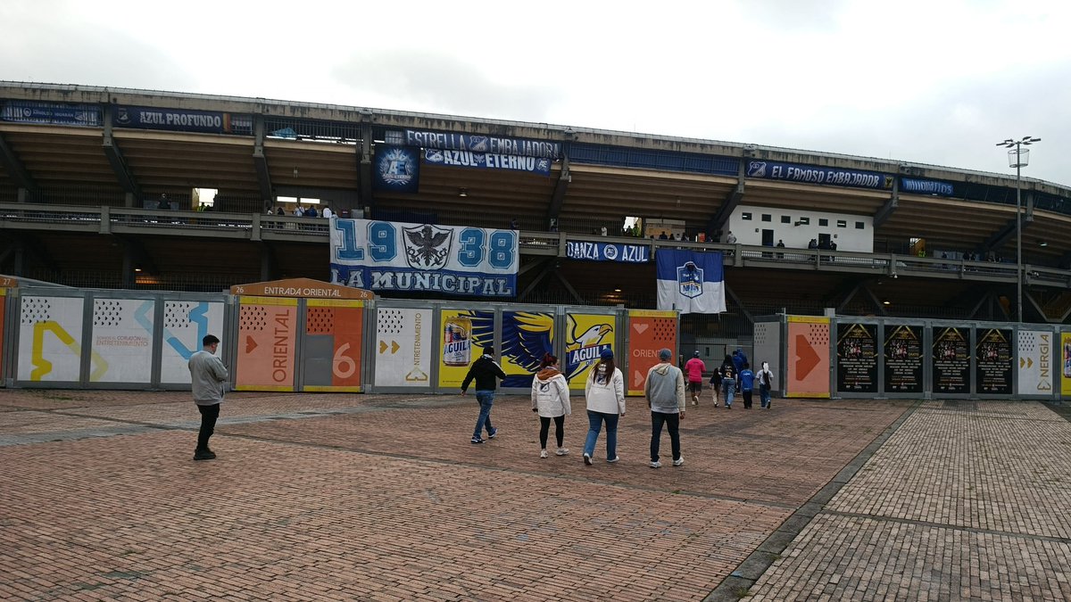 RevMillonaria's tweet photo. Noche azul en El Campín. 💙
Seguimos sumando y el Tucu está loco. ⚽🔥
Este equipo tiene huevo y esta hinchada nunca abandona. https://t.co/nRaSynaDHP