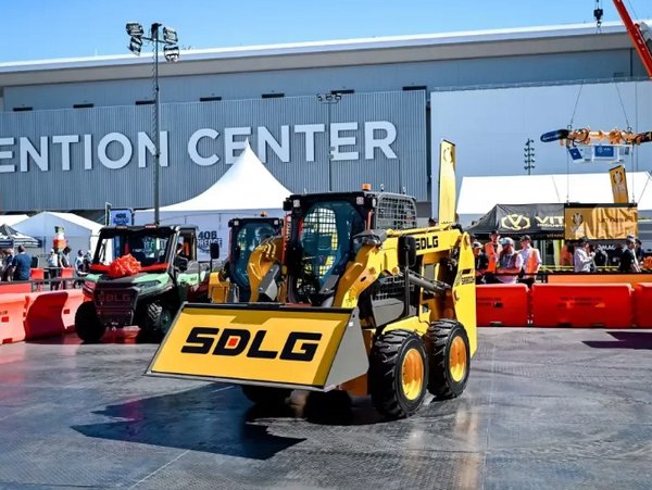 superegn's tweet photo. 📢Industry News | SDLG

SDLG made a strong appearance at CONEXPO-CON/AGG 2026 in Las Vegas with a 2,500 sqm booth and a global new product launch under the theme “Global Power, Local Commitment.”

#CONEXPO2026 #SDLG #ConstructionEquipment #HeavyMachinery #GlobalLaunch https://t.co/iv7yCcgQcu