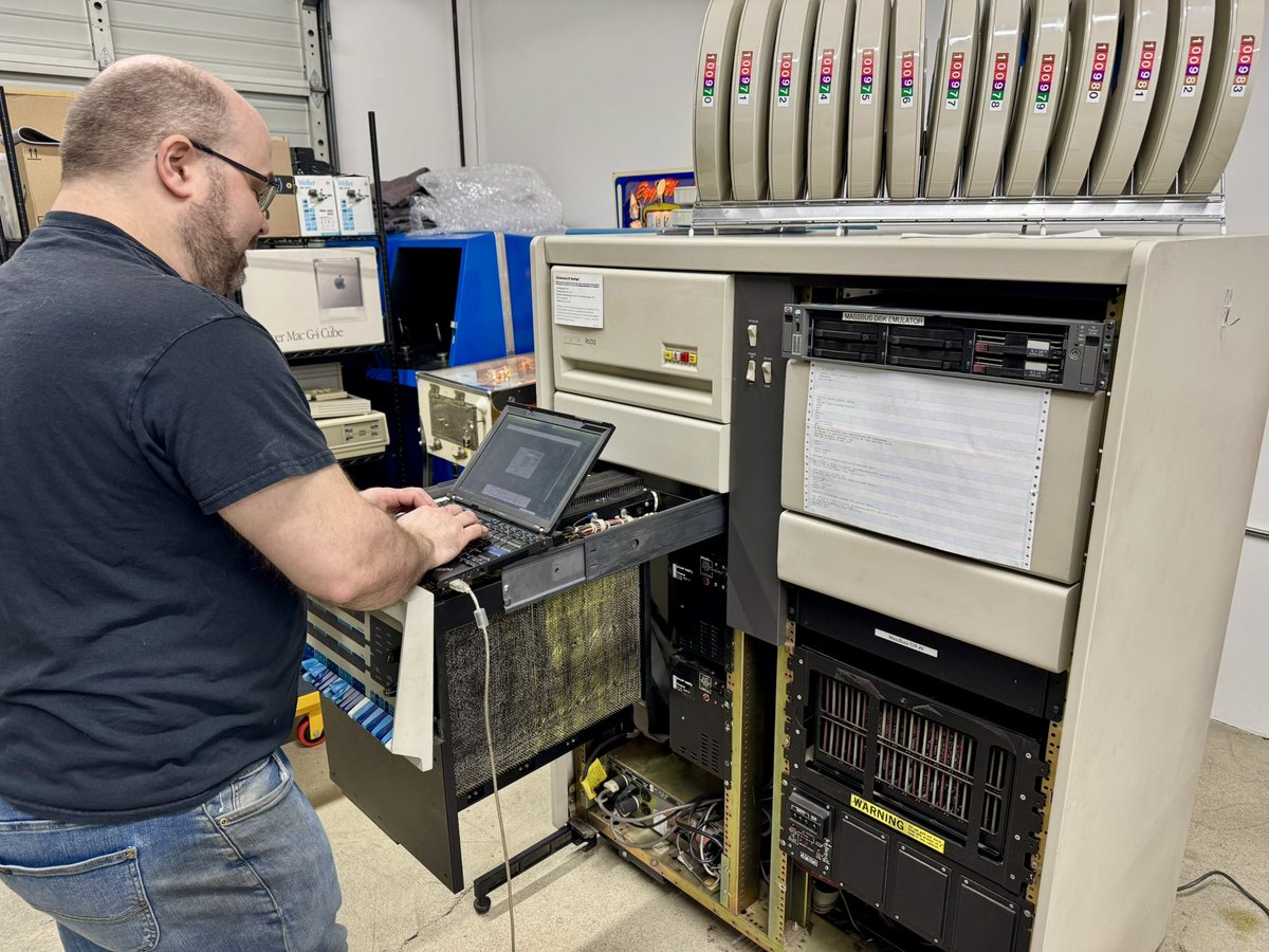 sdf_pubnix's tweet photo. Congrats to Josh Dersch who tracked down a microcode fault on the DEC m data systems 570 known as Miss Piggy! The pig lives!

https://t.co/ihON7y2jBE 

#retrocomputing #unix #vintagesystems https://t.co/6SXkbf32wZ