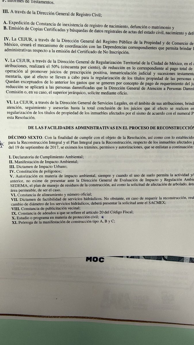 neoliberalover's tweet photo. VAMOS A ACLARAR ALGO URGENTE CON EL TEMA DEL DERRUMBE EN SAN ANTONIO ABAD:🚨 

¿POR QUÉ TODA TRAGEDIA EN ESTA CIUDAD ES CULPA DE LA 4T Y NO DE @AlessandraRdlv ?

Las normas para los procesos de reconstrucción no los definen las alcaldías, esas normas son escritas y puestas en vigor por el gobierno central de la CDMX, que lleva 30 años gobernada por la izquierda. 

Cabe aclarar que después del 19-S de 2017, el mismo gobierno omitió resoluciones en la gaceta oficial para hacer más rápidos los procesos de demolición y reconstrucción de los inmuebles dañados. 

Aquí viene lo bueno, por cierto, ¿quién era el jefe de gobierno en 2017 en la CDMX? 😎🫣

De esas omisiones, facilidades administrativas del bienestar, quitaron varios trámites técnicos, cosas simples, total quien puede necesitar en una demolición y reconstrucción estudios y programas de protección civil, es decir: 
¿EVALUAR RIESGOS ESTRUCTURALES?
¡No!, eso es muy neoliberal. En la ingeniería y arquitectura moral y humanista eso no necesita. 

Así que hoy que el cobarde gobierno central de izquierda quiere culpar a la alcaldía porque sí debe existir ese estudio y ser supervisado por la misma alcaldía, pues esas reglas las quitó el gobierno central. 

¿Quieren pruebas?

Y citó:

“DÉCIMO QUINTO. Con la finalidad de cumplir con el objeto de la Resolución, así́ como con lo establecido con la Ley
para la Reconstrucción Integral y el Plan Integral para la Reconstrucción, respecto de los inmuebles afectados por el sismo del 19 de septiembre de 2017, se eximen los trámites, permisos y autorizaciones…” ahí la imagen