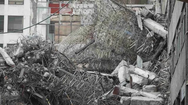 neoliberalover's tweet photo. VAMOS A ACLARAR ALGO URGENTE CON EL TEMA DEL DERRUMBE EN SAN ANTONIO ABAD:🚨 

¿POR QUÉ TODA TRAGEDIA EN ESTA CIUDAD ES CULPA DE LA 4T Y NO DE @AlessandraRdlv ?

Las normas para los procesos de reconstrucción no los definen las alcaldías, esas normas son escritas y puestas en vigor por el gobierno central de la CDMX, que lleva 30 años gobernada por la izquierda. 

Cabe aclarar que después del 19-S de 2017, el mismo gobierno omitió resoluciones en la gaceta oficial para hacer más rápidos los procesos de demolición y reconstrucción de los inmuebles dañados. 

Aquí viene lo bueno, por cierto, ¿quién era el jefe de gobierno en 2017 en la CDMX? 😎🫣

De esas omisiones, facilidades administrativas del bienestar, quitaron varios trámites técnicos, cosas simples, total quien puede necesitar en una demolición y reconstrucción estudios y programas de protección civil, es decir: 
¿EVALUAR RIESGOS ESTRUCTURALES?
¡No!, eso es muy neoliberal. En la ingeniería y arquitectura moral y humanista eso no necesita. 

Así que hoy que el cobarde gobierno central de izquierda quiere culpar a la alcaldía porque sí debe existir ese estudio y ser supervisado por la misma alcaldía, pues esas reglas las quitó el gobierno central. 

¿Quieren pruebas?

Y citó:

“DÉCIMO QUINTO. Con la finalidad de cumplir con el objeto de la Resolución, así́ como con lo establecido con la Ley
para la Reconstrucción Integral y el Plan Integral para la Reconstrucción, respecto de los inmuebles afectados por el sismo del 19 de septiembre de 2017, se eximen los trámites, permisos y autorizaciones…” ahí la imagen