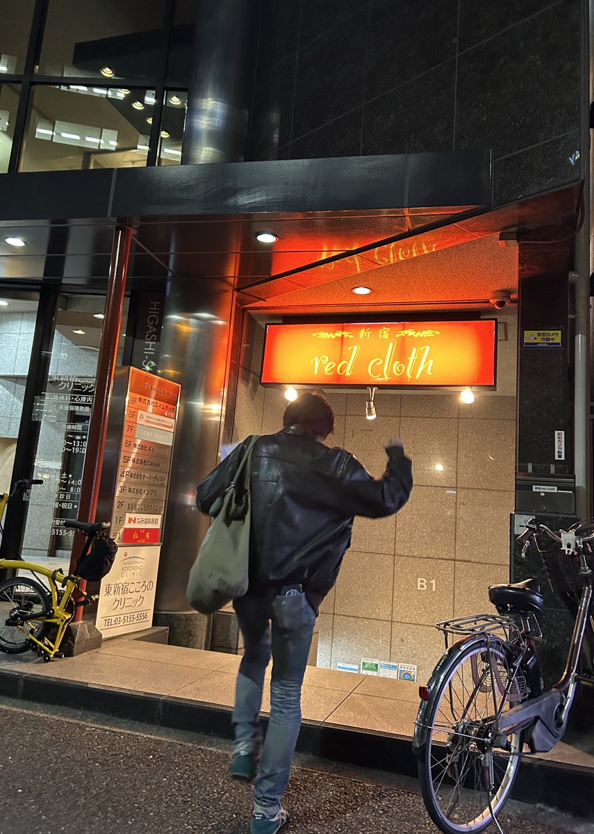inuyamayuge's tweet photo. 久しぶりに半夏生さんのライブ。やっぱりテレキャス良い弾きっぷりに、リズムの溜めた噛み方が心地良く。立春と歳を重ねる曲笑 の歌詞も好き。レッドクロスはステージが高くて観やすいし、カウンターにいる人が本当に音楽好きそう。お疲れ様でした。ありがとうございました
#半夏生 https://t.co/sLPIk1HPuI