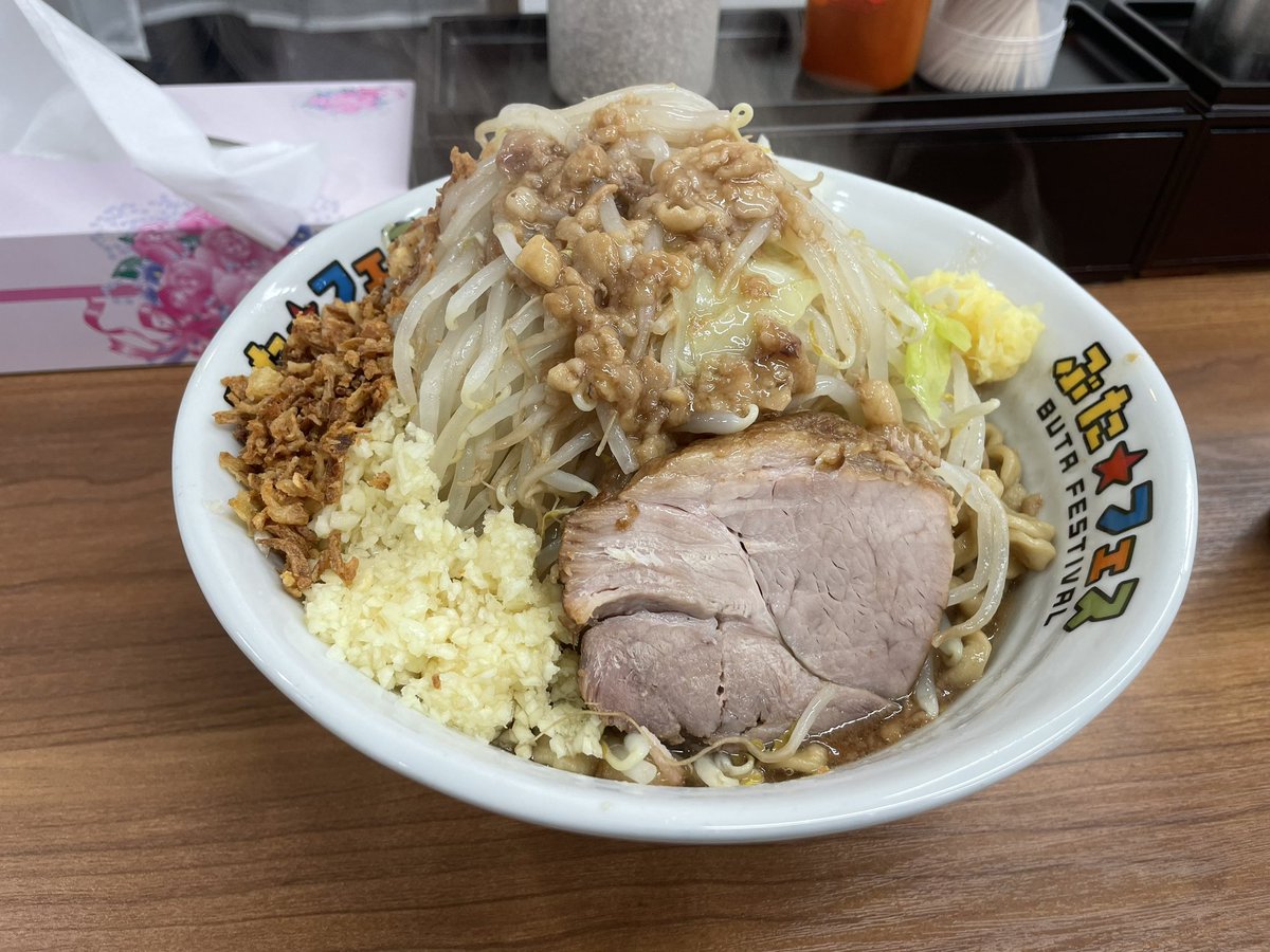 edogawafuture's tweet photo. ぶたフェス@西葛西。

西葛西駅北口から歩いて2分ほど、西葛西にも二郎系が出来ました。

野菜とかは全て発券機で選択、初心者には優しい設定。

麺は極太ややゴワ系、写真は汁なしマシです。

ご馳走様でした。

#西葛西 #ラーメン #二郎系 #汁無し https://t.co/iW33wQG7UY