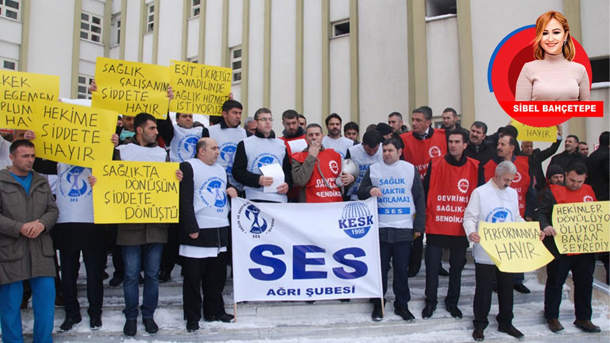 BirGun_Gazetesi's tweet photo. Sağlıkta şiddet alarm veriyor

Adana Yüreğir Devlet Hastanesi’nde trafik kazasında yaşamını yitiren bir gencin yakınlarının acil servisi basması üzerine 7 hekim güvenlik gerekçesiyle bir odaya sığınarak yaklaşık 3 saat içeride kaldı
https://t.co/gd6H1JxGn0 https://t.co/fxu6kqRNFl