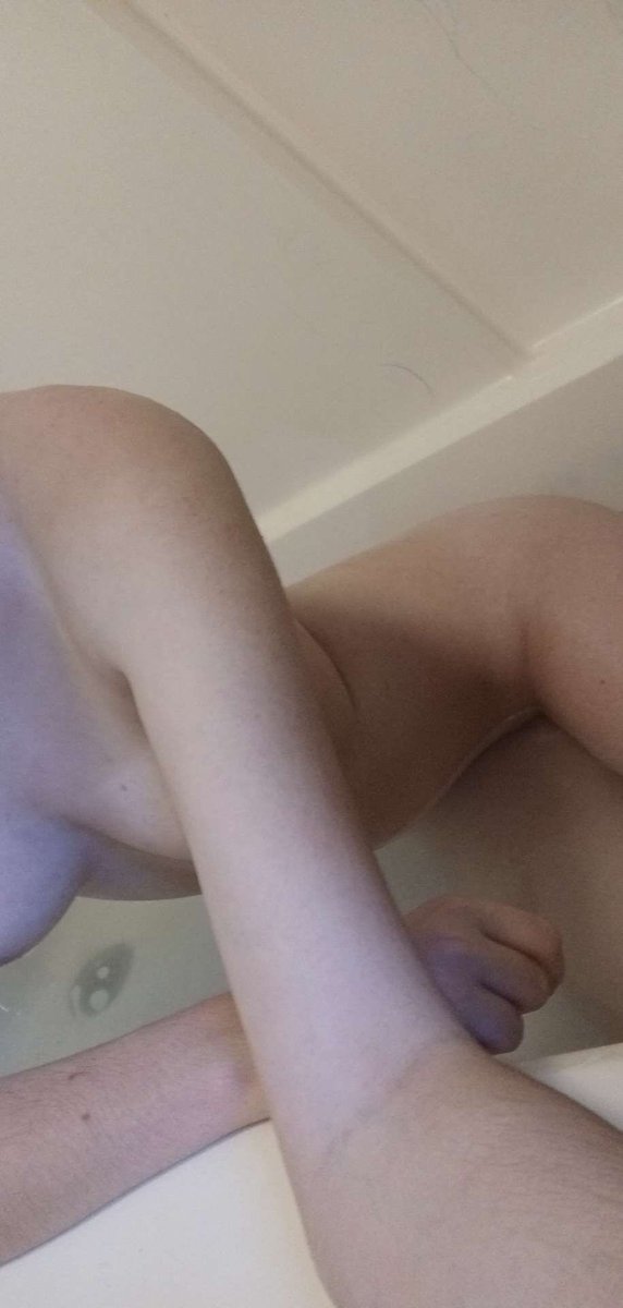 Innocent_Emilyy's tweet photo. Taking a bath :3 (My Bf was totally not outside the bathroom when I took this pic~)

#nsfwtwt https://t.co/Fuc4wCZyV7
