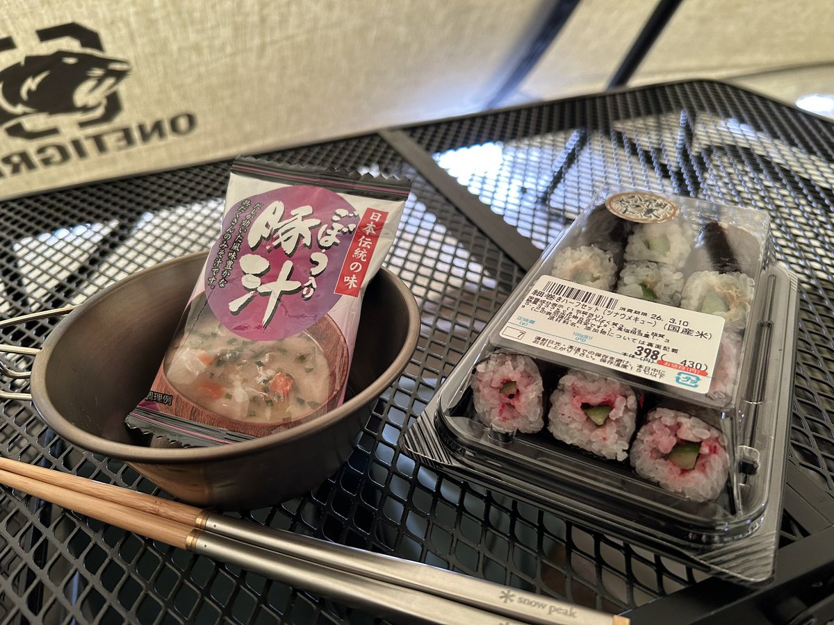 lcwtt3933's tweet photo. 結構降ってるーーー☃️
ということでサクッと設営、お昼いただきます！
#北塩原村
#裏磐梯
#リゾートインみちのく
#キャンプ
#onetigris
#winnerwell
#アウトランダー https://t.co/u88OkqHLQa