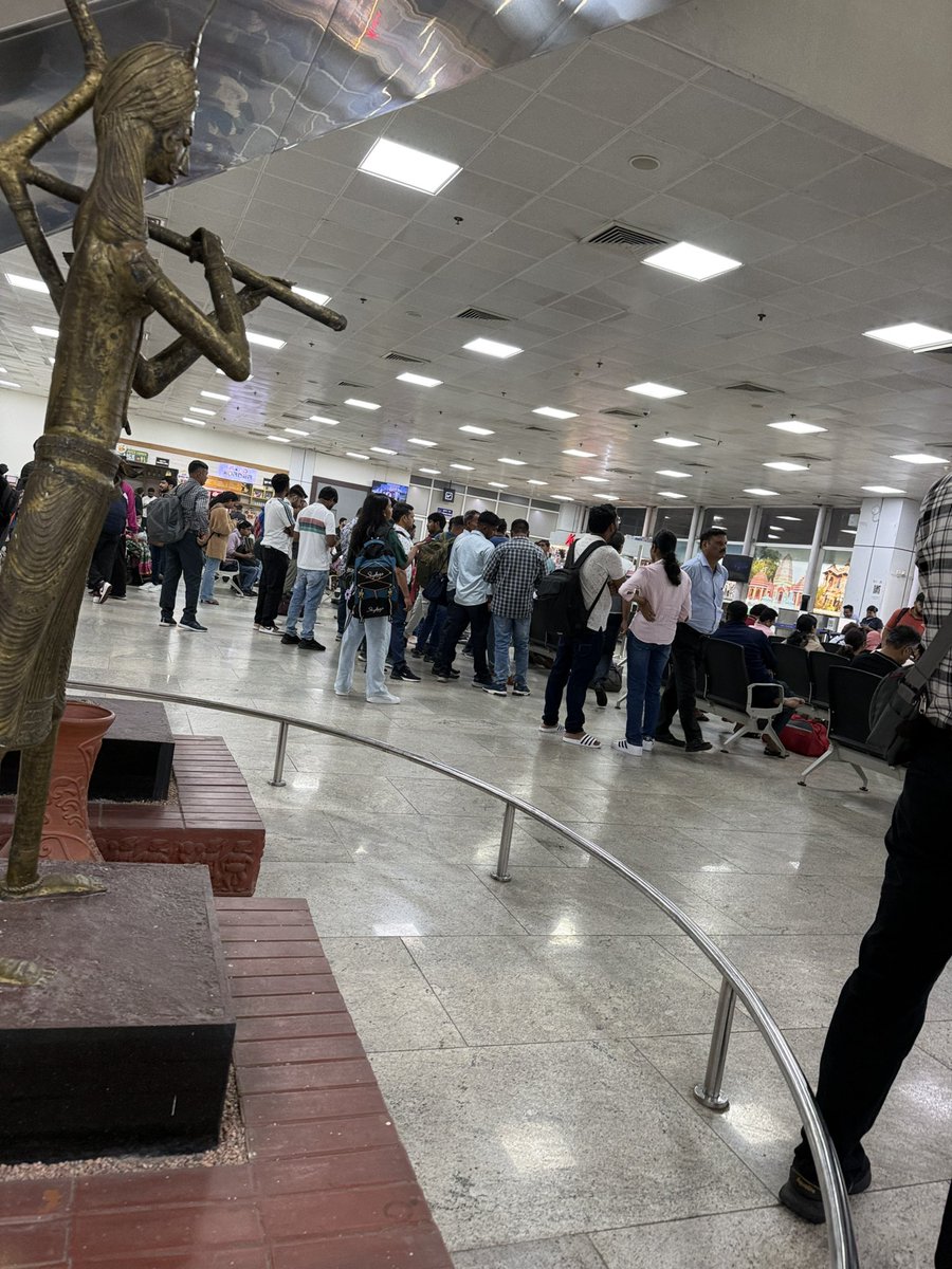 Shashan01519992's tweet photo. Airport lounge with barely 40% seating capacity, leaving 60% flyers standing. Poor planning and worse management. Authorities need to take this seriously and upgrade facilities. Highly disappointing.
@WeAreRanchi @aaiRanchiApt @IndiGo6E @AAI_Official @RanchiPIB 
#RanchiAirport https://t.co/A18u2tVM3J