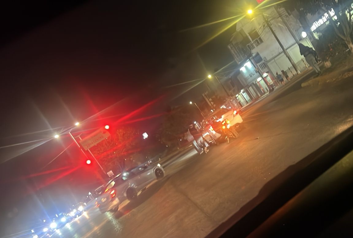 #ChismitoJarocho 📸 8:35 pm #ReporteVial Pequeño choque sobre J. B. Lobos sentido a U. H. El Coyol casi frente al Monte de Piedad. <a href="/espejohernandez/">Rosa María Hernández Espejo🌹</a> <a href="/AyuntamientoVer/">H. Ayuntamiento de Veracruz</a> #VeracruzCiudadHeroica #Veracruz #VeracruzPuerto #Jarochos #Veracruz2026 <a href="/vialver/">El tráfico vial en Veracruz</a>