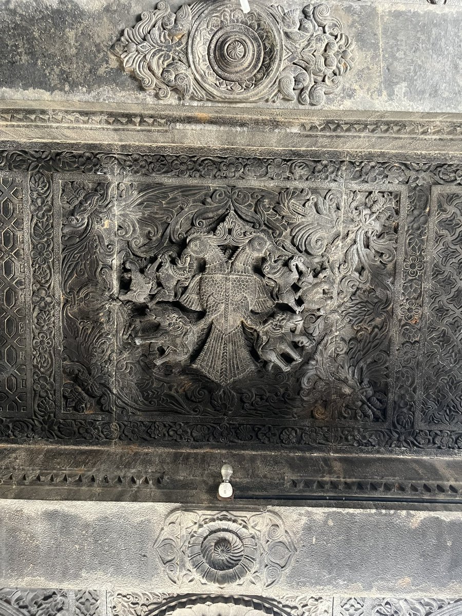 itsmiling_face's tweet photo. The icon of all Karnataka corporations.
In the ceiling of Rameshwara temple Keladi. https://t.co/HawFWuS07k