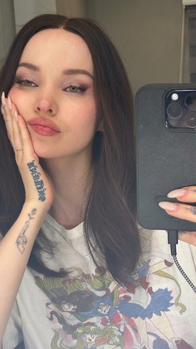 updatesdcbr's tweet photo. Dove Cameron respondeu a um fã, sobre manter suas tatuagens visíveis na série “56 DIAS”, via Instagram Stories.

“achei que ia cobri-las como sempre faço, mas os produtores e a equipe criativa acharam que elas combinavam com a personagem!! que sorte a minha, me poupou horas na cadeira de maquiagem.”