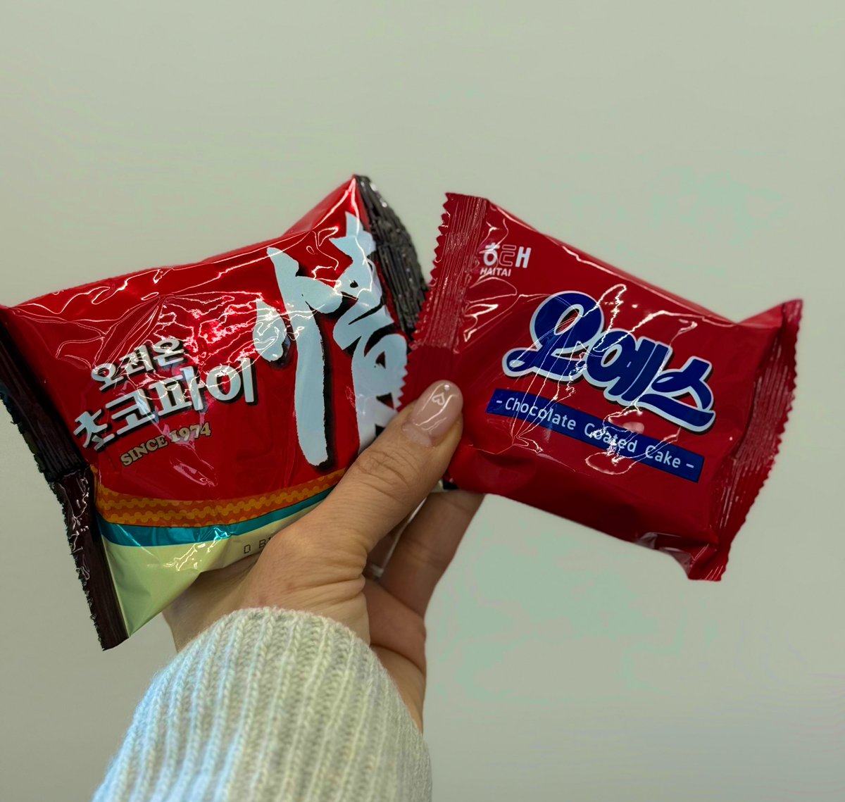 wbmom_'s tweet photo. 동글한 초코파이 VS 각진 오예스 https://t.co/YX6c30LzJp