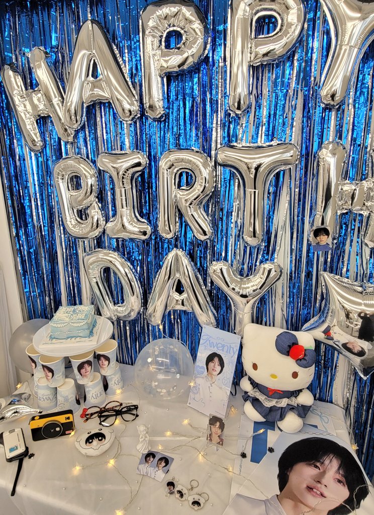 cafe_holiday_'s tweet photo. 오늘 베이온 펑진위 님의 생일 카페 이벤트가 진행됩니다💌

진위님으로 가득 꾸며진 홀리데이에 놀러오세요🩵 공지는 주최님계정(@PPU310)을 확인부탁드립니다🥰

#二十二十

#펑진위 #彭锦煜 #PENGJINYU 
#VAYONN #베이온 https://t.co/5TSR6TLR8M