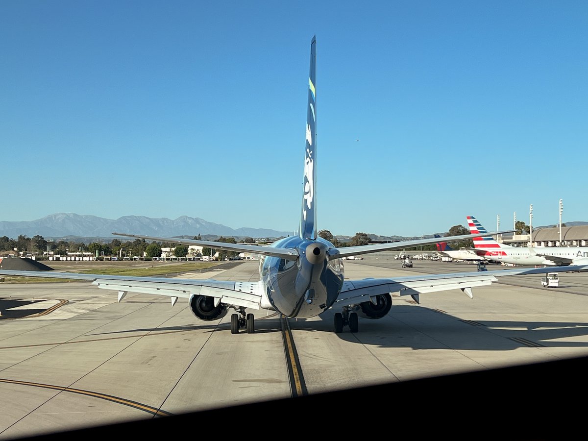 ｸﾝｸﾝ…
⊂(  ˘ㅅ˘)⊃　   ⊂(   *    )⊃