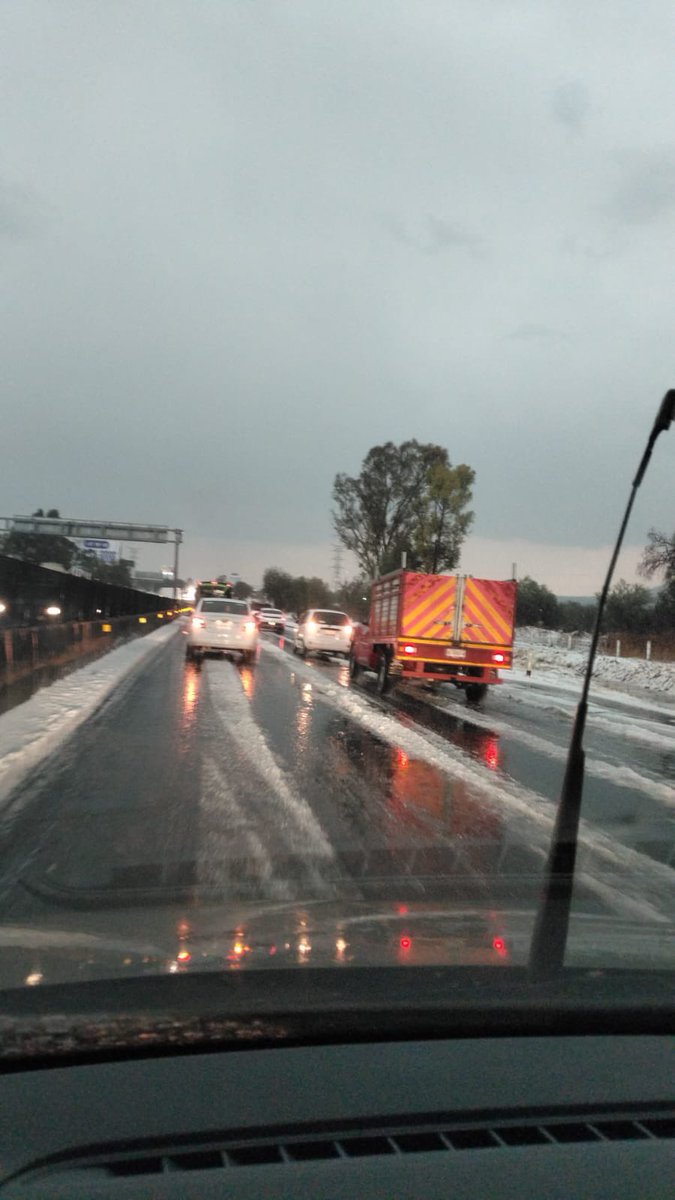 SicomNoticias_'s tweet photo. 🚨🌨️Una intensa granizada se registró la tarde de este lunes en la autopista Autopista México–Pachuca, a la altura del kilómetro 57, en Tecámac.

El hielo cubrió vialidades y provocó complicaciones en la circulación; hasta el momento no se reportan personas lesionadas.

⚠️ Autoridades recomiendan conducir con precaución.

#SicomNoticias