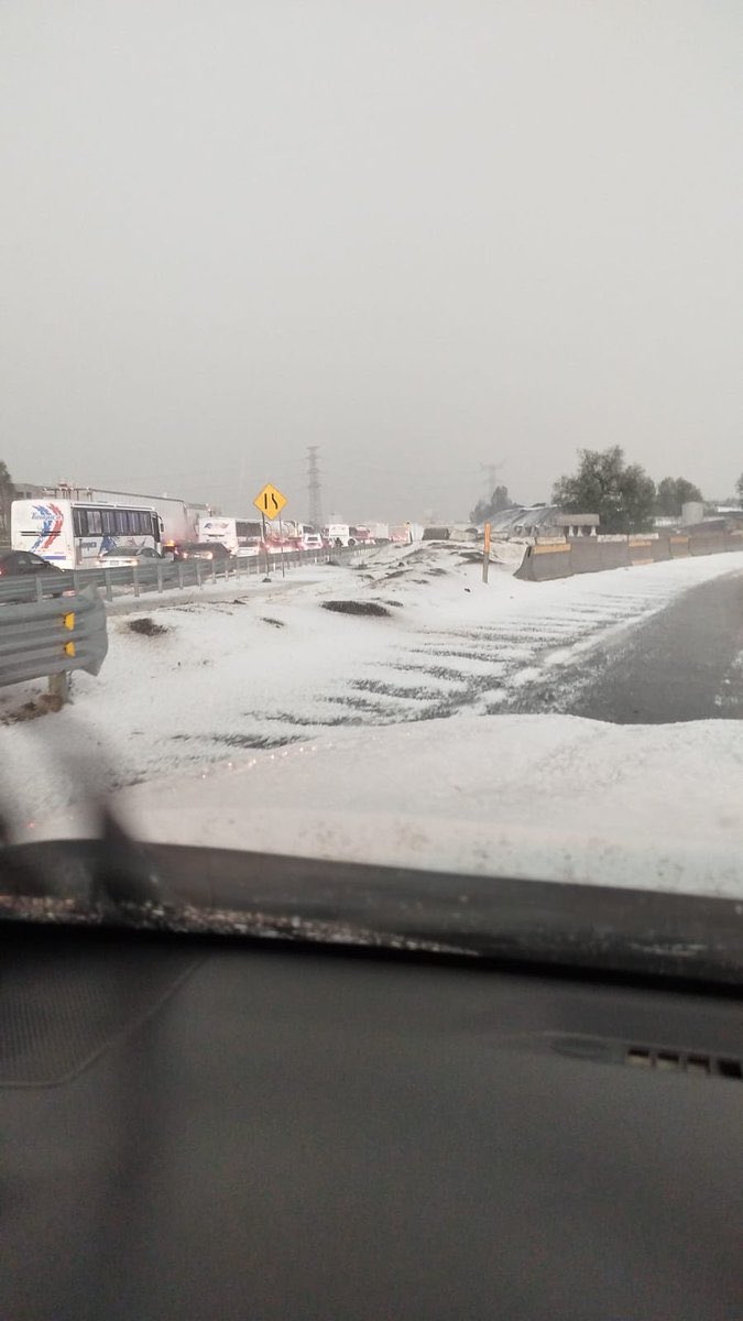 SicomNoticias_'s tweet photo. 🚨🌨️Una intensa granizada se registró la tarde de este lunes en la autopista Autopista México–Pachuca, a la altura del kilómetro 57, en Tecámac.

El hielo cubrió vialidades y provocó complicaciones en la circulación; hasta el momento no se reportan personas lesionadas.

⚠️ Autoridades recomiendan conducir con precaución.

#SicomNoticias