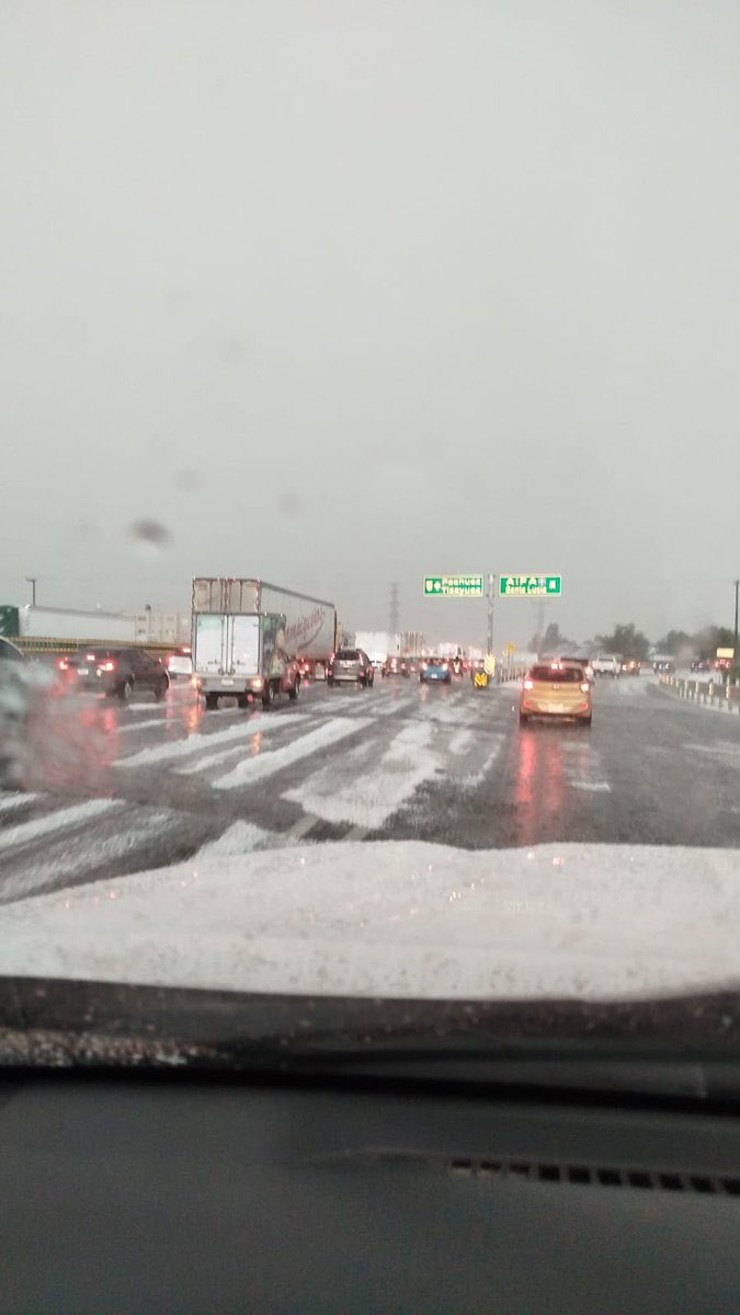 SicomNoticias_'s tweet photo. 🚨🌨️Una intensa granizada se registró la tarde de este lunes en la autopista Autopista México–Pachuca, a la altura del kilómetro 57, en Tecámac.

El hielo cubrió vialidades y provocó complicaciones en la circulación; hasta el momento no se reportan personas lesionadas.

⚠️ Autoridades recomiendan conducir con precaución.

#SicomNoticias