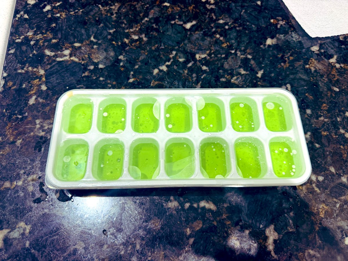jess_rader's tweet photo. If you use the last ice cube and put the empty tray back in the freezer I assume you also don’t return shopping carts. #psychopaths #erika https://t.co/IALmbgdhFg