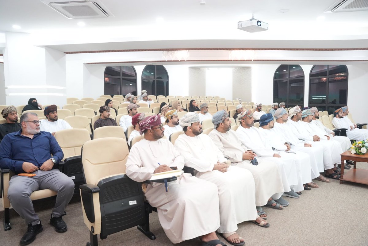 OCCI_BN's tweet photo. نظم فرع غرفة تجارة وصناعة عُمان بمحافظة شمال الباطنة حلقة عمل لبرنامج الامتياز التجاري في نسخته الرابعة بحضور المهندس رئيس المجلس وأصحاب وصاحبات الأعمال ، وذلك في إطار تمكين رواد الأعمال والمؤسسات الصغيرة والمتوسطة وتعزيز فرص توسعها في الأسواق. https://t.co/jxIKSJgxys