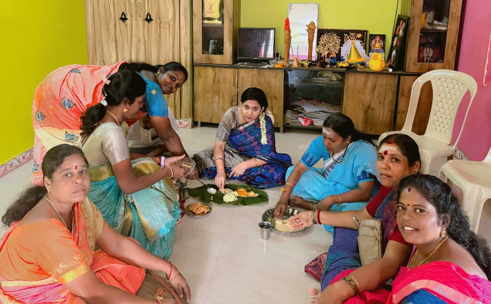YaminiSharma_AP's tweet photo. Today, during my visit to the home of a dedicated Mahila Morcha karyakarta, Smt Priya, in #puducherrywithmodi I was welcomed with traditional harathi and kumkum water, reflecting the beautiful cultural values that bind our society together. Sharing simple alpaharam with her family was truly a heartwarming moment. Their warmth, simplicity and commitment to the ideology touched my heart.
One of the most beautiful traditions of the Bharatiya Janata Party is the deep bond between leaders and karyakartas. Our organisation grows stronger because it is built on trust, humility and shared purpose.
#BJP #MahilaMorcha #Karyakarta
@NitinNabin @tarunchughbjp @blsanthosh #CulturalHeritage #Hindu #Women @BJPMadhukarAP