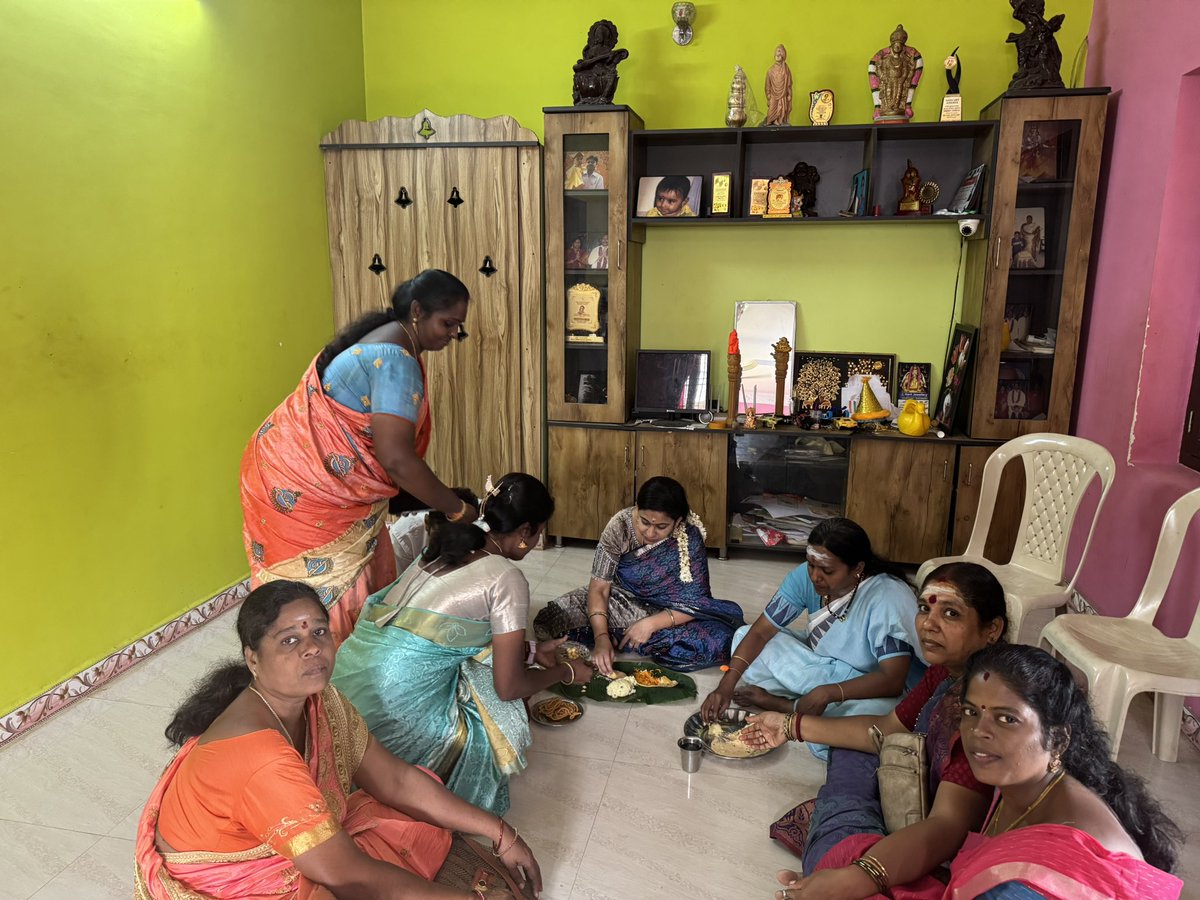 YaminiSharma_AP's tweet photo. Today, during my visit to the home of a dedicated Mahila Morcha karyakarta, Smt Priya, in #puducherrywithmodi I was welcomed with traditional harathi and kumkum water, reflecting the beautiful cultural values that bind our society together. Sharing simple alpaharam with her family was truly a heartwarming moment. Their warmth, simplicity and commitment to the ideology touched my heart.
One of the most beautiful traditions of the Bharatiya Janata Party is the deep bond between leaders and karyakartas. Our organisation grows stronger because it is built on trust, humility and shared purpose.
#BJP #MahilaMorcha #Karyakarta
@NitinNabin @tarunchughbjp @blsanthosh #CulturalHeritage #Hindu #Women @BJPMadhukarAP