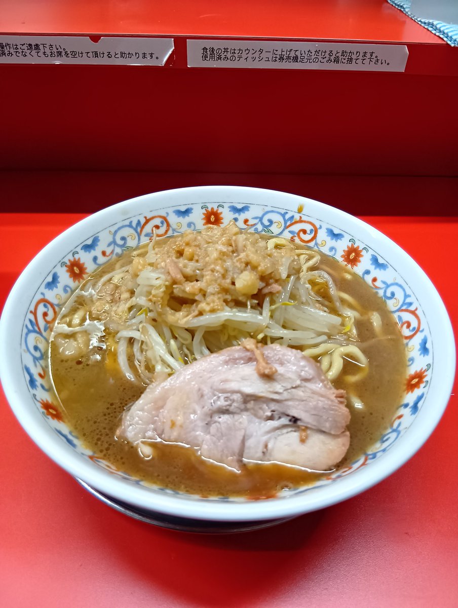 2026/03/09
吉祥寺　ハナイロモ麺
ラーメン、野菜少なめ、アブラ

久々の訪問、早い自家製麺だったので待つことなく店内へ。

スープがスッキリしていて美味しい1杯でした！ありがとうございます😊

次回は、汁なしにチャレンジしてみようと思います。