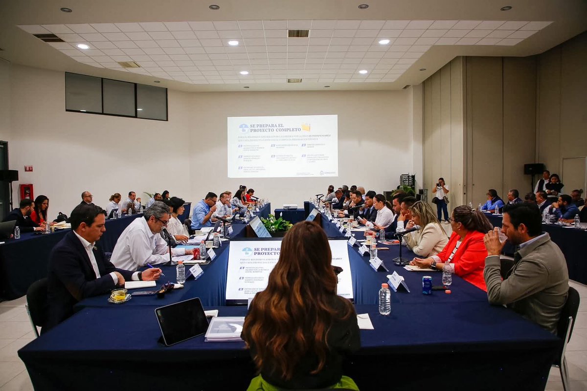 Trabajando en equipo, somos imparables. 😉

Me reuní con las alcaldesas y alcaldes de <a href="/AccionNacional/">Acción Nacional</a> para dar seguimiento a los proyectos clave para Guanajuato. Cuando hay unidad y visión compartida, nuestro estado avanza.

Seguimos trabajando juntos, con el corazón puesto en