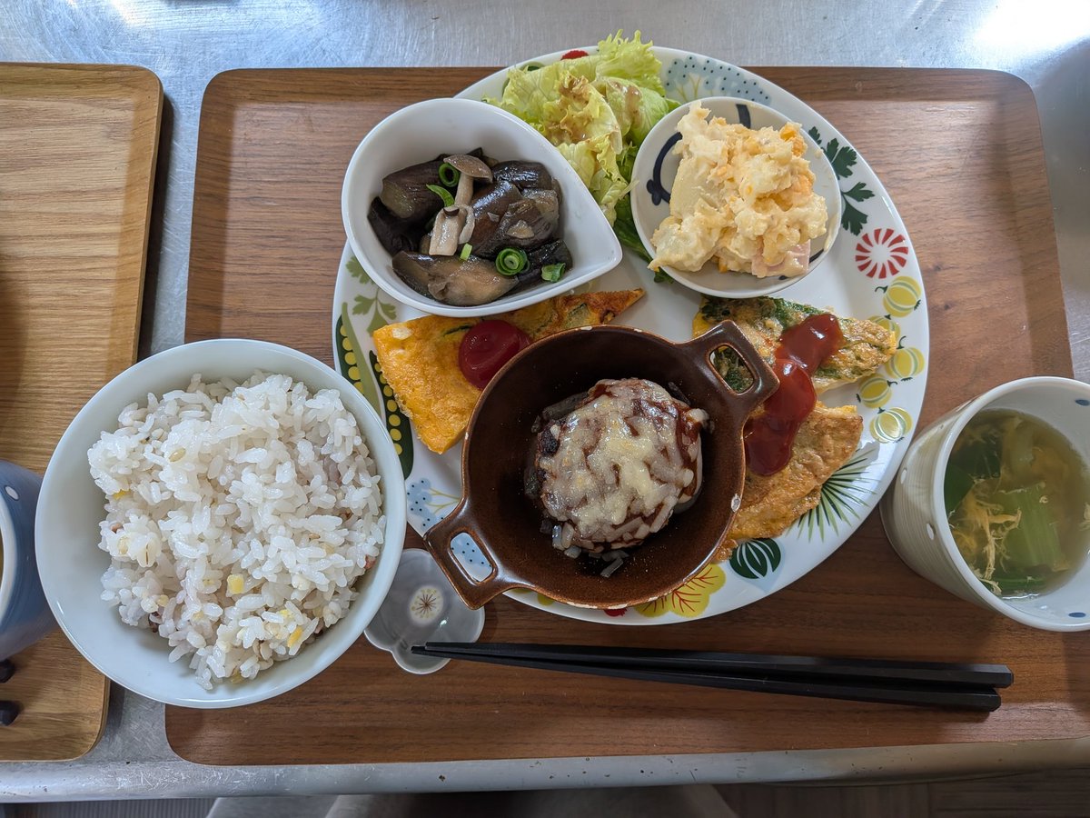 nerucafe12's tweet photo. 本日の日替わり
・鯛の紫蘇ピカタ
・チンゲン菜のスープ
・ズッキーニのオムレツ
・ナスの中華炒め
・ポテサラ

写真は2種盛！デザートドリンク付きで1200円です(^o^)
今週は木曜日まで営業してます���
#日替わりランチ
#ワンプレート https://t.co/cLiVTU0MN3