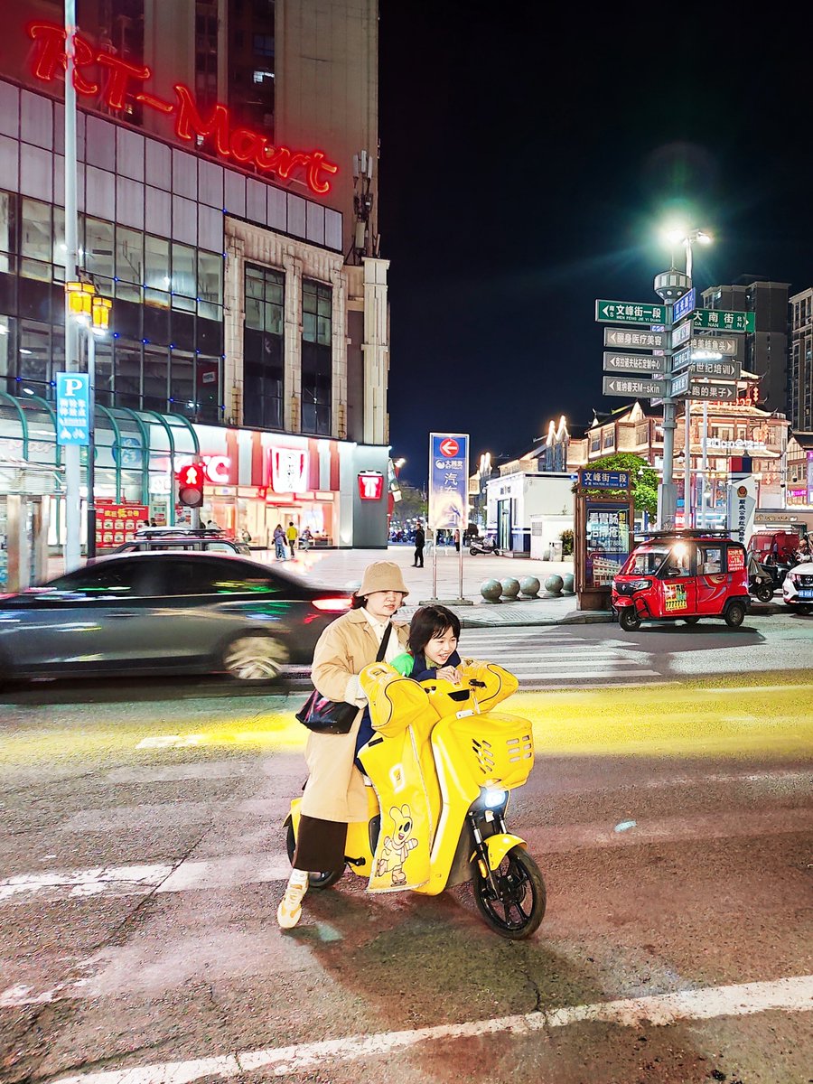 日子，如流沙。
倏忽间从指缝滑落。

转眼间，已到三月。
大街上，人少了许多，
年味也像退潮般快速散去。

孩子心中，年未走远。
补课回来，也还那么的快乐。
​
​＃爱生活·爱南充