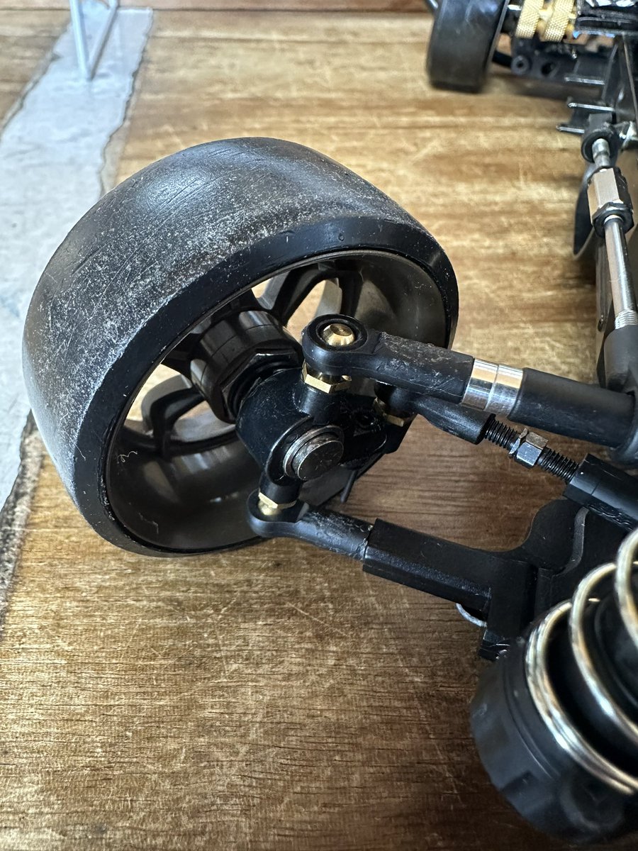 purpletrueno's tweet image. MRCナックル…Aだけどいいね。

初めてナックルストッパーをボディピンで作った！
これいいわ！
細いし強いし、任意で角度決めれるし。

#TL01
#MRCナックル