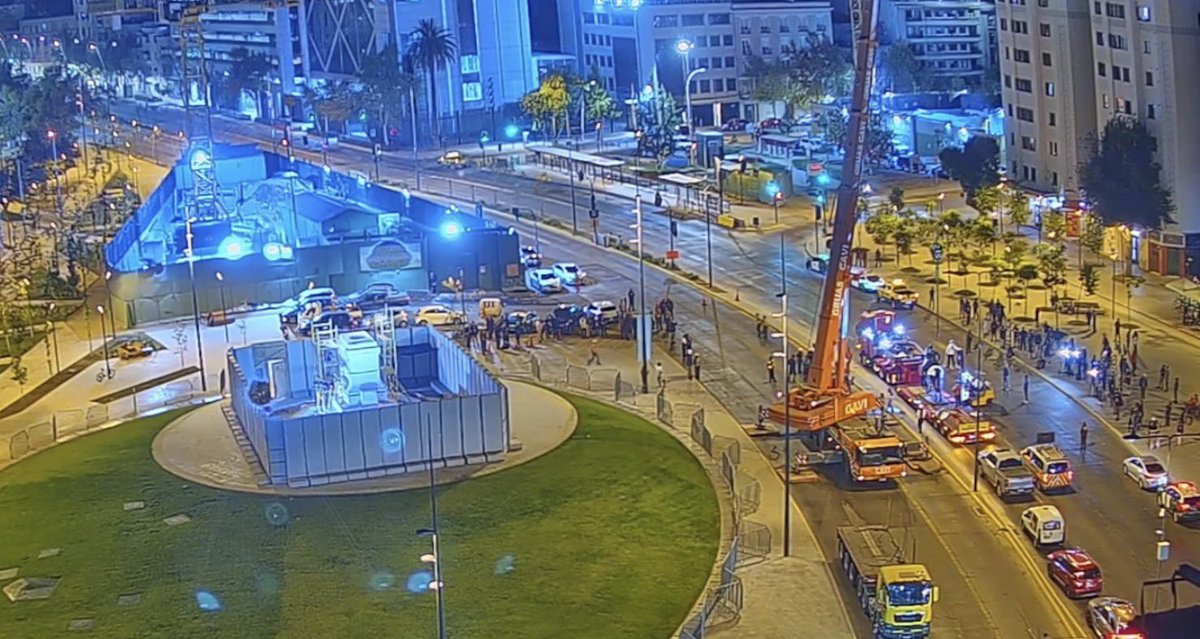 A esta hora, comienza trabajo de grúa-pluma para reinstalar monumento del Gral #Baquedano en el plinto de nueva plaza. Av. Providencia al poniente estará toda la madrugada desviada  por Av. Salvador. Av. Providencia al oriente cerrada desde V. Mackenna