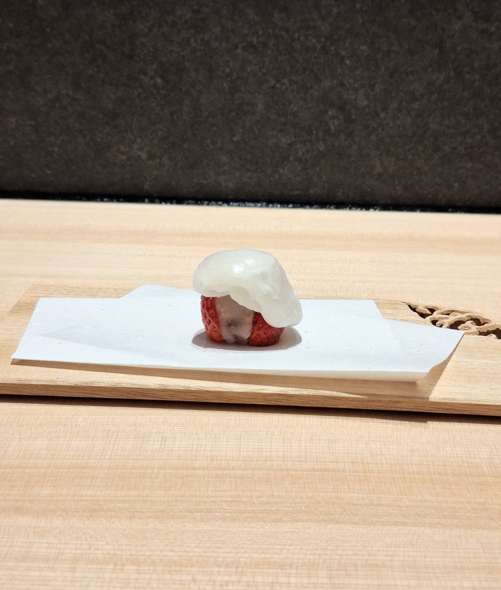__yuaxxyua's tweet photo. 赤坂おぎ乃和甘茶房GINZA SIX店がついに今日オープン。選べる甘味2種+お茶のセットで2,700円！焼きたてのどらやきと季節の蒸したて一口大福をチョイスしたんだけど、出来立てが美味しすぎて最高すぎた。絶品すぎるのでおぎ乃のどらやきファンは茶房に行ったらまずはこの2つ食べてみて欲しい…！ https://t.co/1lJB3U3kCT