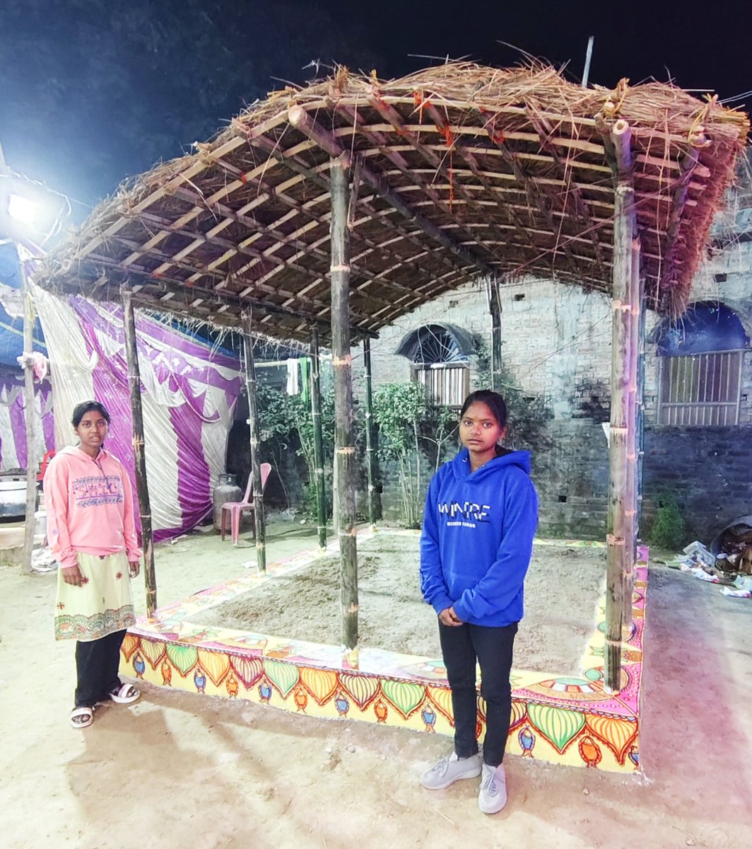 mithilakritihub's tweet photo. मड़वा/मरवा (Madwa decoration)
🌼🌼जेनेऊ संस्कार में मड़वा केवल एक मंडप नहीं, बल्कि आध्यात्मिक शुद्धि, परिवार की भागीदारी और द्विजत्व प्राप्ति का प्रतीक है, खासकर मैथिल परंपरा में।
At Basantpatti, Chakfateha, Sitamarhi
#threadceremony #marwa #mithilaculture #mithilaart #sitamarhi https://t.co/5EAwCpocn2