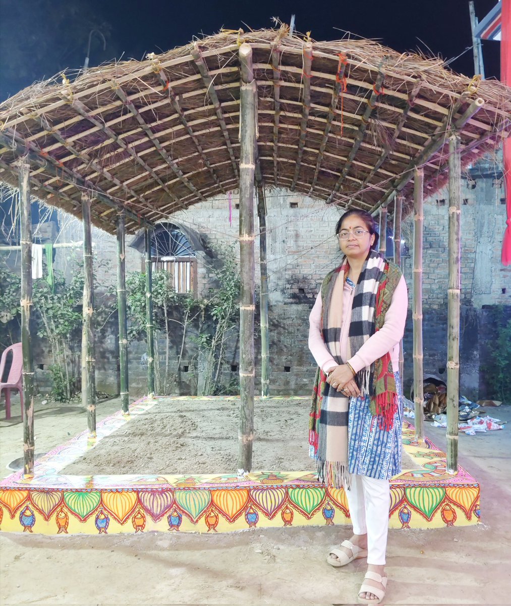 mithilakritihub's tweet photo. मड़वा/मरवा (Madwa decoration)
🌼🌼जेनेऊ संस्कार में मड़वा केवल एक मंडप नहीं, बल्कि आध्यात्मिक शुद्धि, परिवार की भागीदारी और द्विजत्व प्राप्ति का प्रतीक है, खासकर मैथिल परंपरा में।
At Basantpatti, Chakfateha, Sitamarhi
#threadceremony #marwa #mithilaculture #mithilaart #sitamarhi https://t.co/5EAwCpocn2