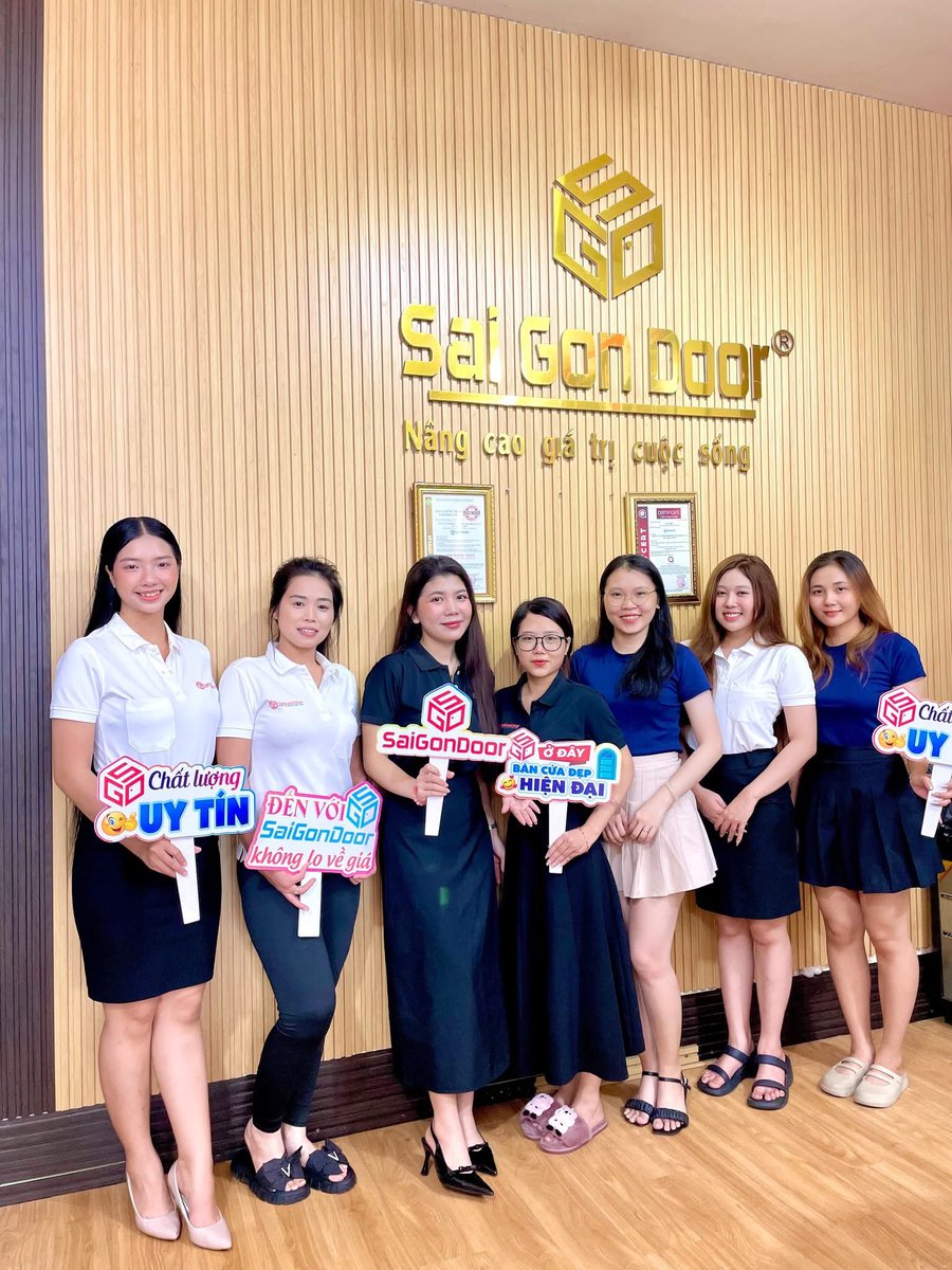 cuasaigon's tweet photo. Quý khách cứ việc hỏi giá, hỏi sản phẩm nha
Nhân viên SaiGonDoor đầu năm rảnh lắm 
#Lãm #MrLãm #LãmSaiGonDoor #cửa #cửacomposite #cửanhựacomposite #cửanhựa #cuanhuacomposite  #lamsaigondoor #saigondoor #cuanhavesinh #cuaphongtam #cuanhatam #cuanhavesinh #cuatoilet https://t.co/rEYmggDSM3