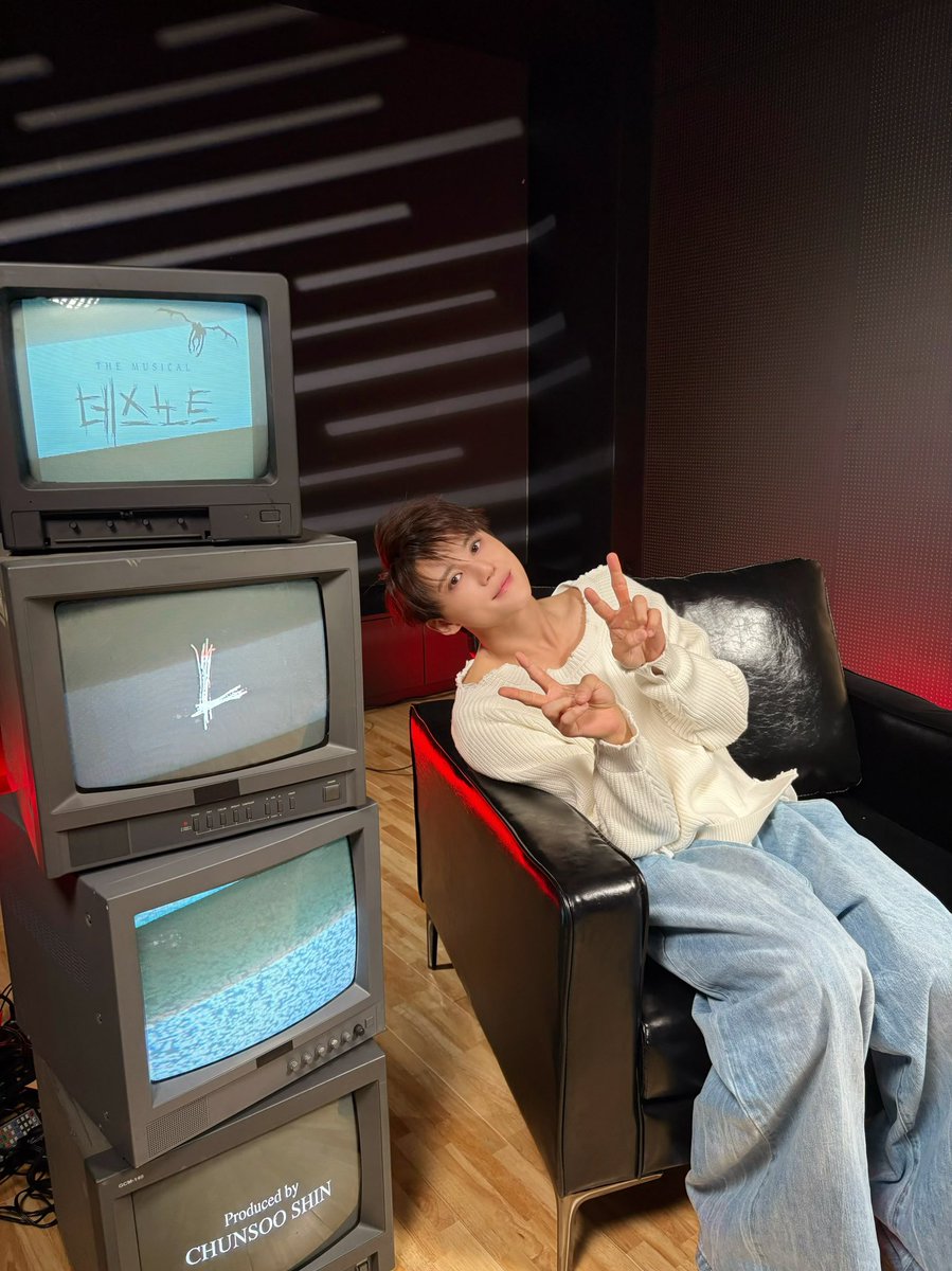 Junsu_PALMTREE's tweet photo. 오늘 오후 7시 🕖

#김준수 의 뮤지컬 #데스노트 
첫 공연이 시작됩니다!

오늘부터 #샤엘 이 상대해 주지🕵🏻
끝을 알 수 없는 게임 한 판 즐겨볼까💥

엘(L) 役 ㅣ 김준수

MUSICAL DEATH NOTE
2025.10.14-2026.05.10
디큐브 링크아트센터

#KIMJUNSU #뮤지컬데스노트
#PALMTREEISLAND https://t.co/MdKAhhMP7K