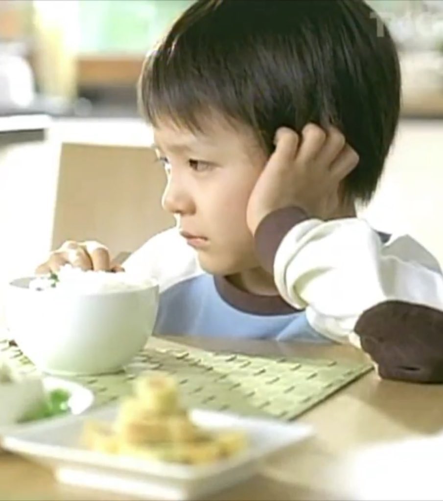 อุ้ย ตัวเองร้องไห้ทำมะ พี่ยังมั่ยได้ทำไรเลยนะเนี่ย

มั่ยได้ร้อง

ร้อง มะอยากกิงข้าวหรอ

ชั่ย

เด่วพี่กิงให้ มะต้องร้องนะ หยิบหมูให้หน่อย อันนั้นแหนะ จิ้มซอสให้ด้วยจิ