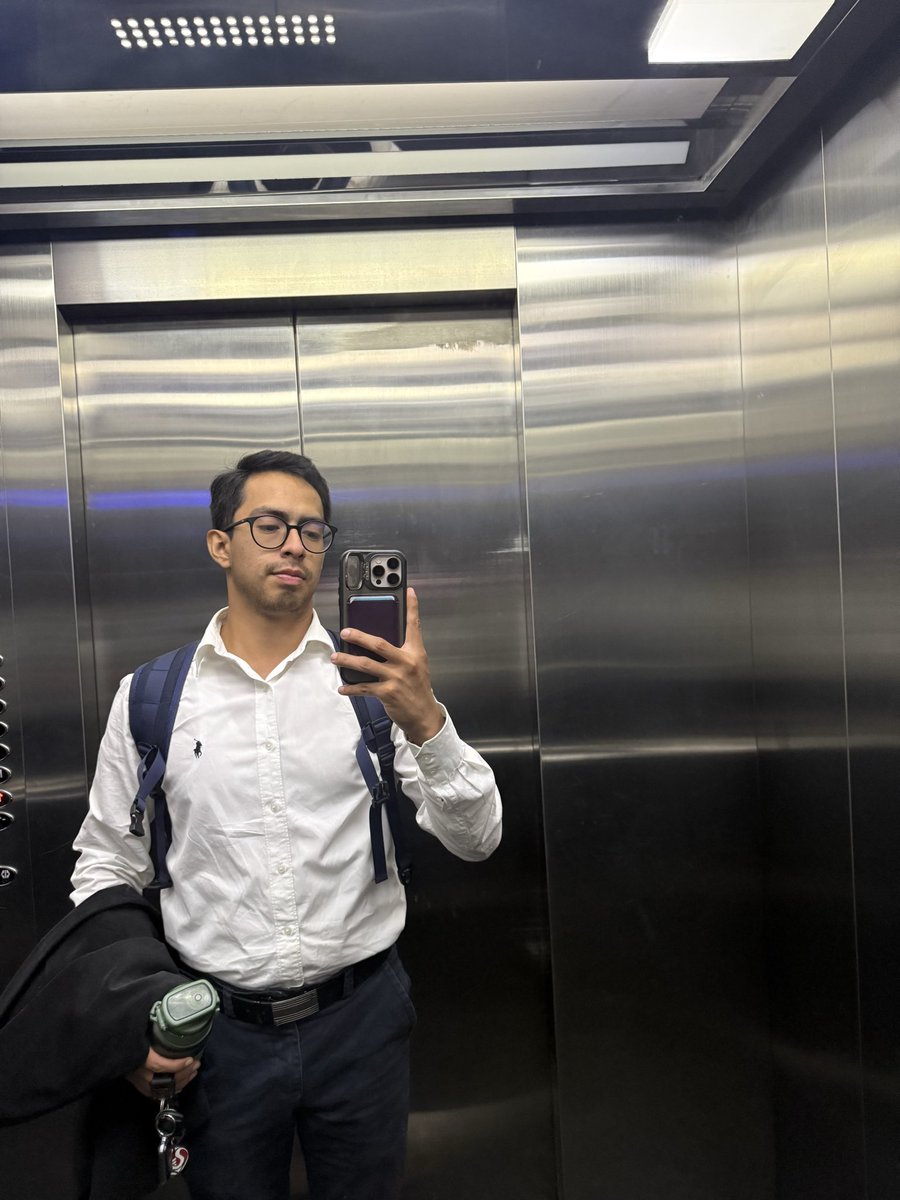 NicoAE98's tweet photo. Hoy sobreviví a un día en el trabajo con full reuniones y sin decir una sola palabra por la faringitis.

Full correos, reportes y un reproductor de texto. Nunca disfruté estar tan callado tanto tiempo. https://t.co/Kf2RPLVgkp