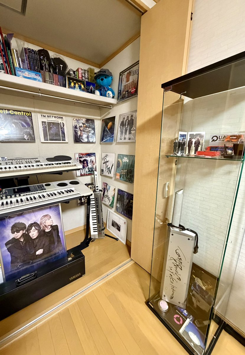 T_FANKSNET27's tweet image. 激務でX全く浮上できませんでしたが
OVALのツアーラスト行きますので
宜しくお願いします⭐️

↓その後、コレクションケースに
globeで飛んで来たKXやTMグッズを飾ってみた！部屋の壁にLPも🖼️✨

#TMNETWORK 
#globe
#小室哲哉
#OVALSISTEM