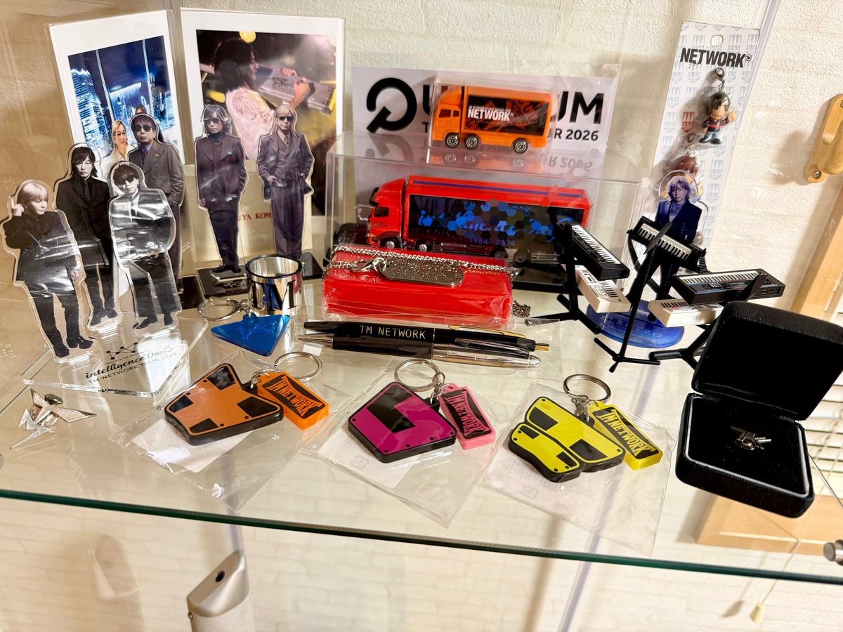 T_FANKSNET27's tweet image. 激務でX全く浮上できませんでしたが
OVALのツアーラスト行きますので
宜しくお願いします⭐️

↓その後、コレクションケースに
globeで飛んで来たKXやTMグッズを飾ってみた！部屋の壁にLPも🖼️✨

#TMNETWORK 
#globe
#小室哲哉
#OVALSISTEM