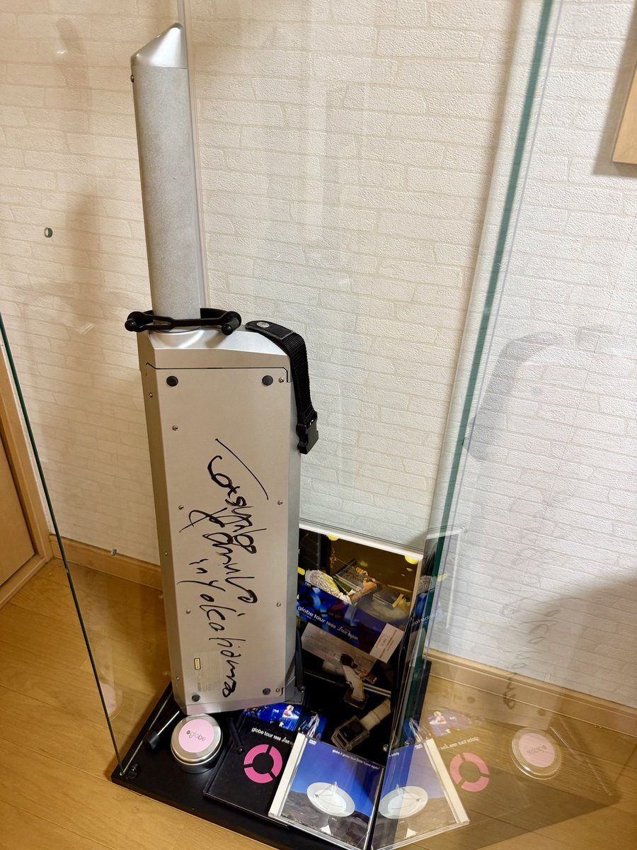 T_FANKSNET27's tweet image. 激務でX全く浮上できませんでしたが
OVALのツアーラスト行きますので
宜しくお願いします⭐️

↓その後、コレクションケースに
globeで飛んで来たKXやTMグッズを飾ってみた！部屋の壁にLPも🖼️✨

#TMNETWORK 
#globe
#小室哲哉
#OVALSISTEM