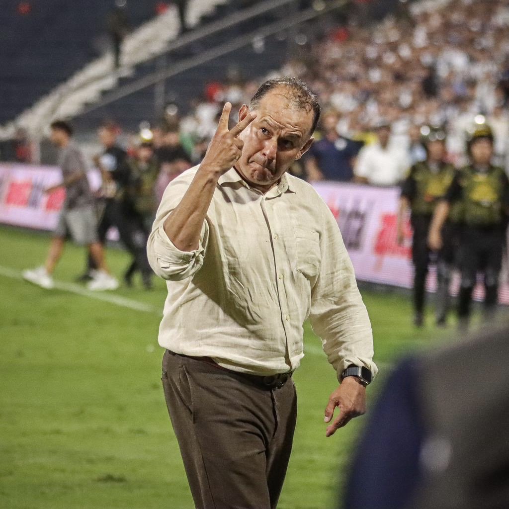 ChemsdelaU's tweet photo. A pesar de tu paso DESASTROZO en la selección no puedo odiarte

En el año 2009 volviste para sacarnos campeones como ya lo habías hecho como jugador en el 93

Habrán mil historias sobre tus gestos, quejas y poses

Pero DOS veces te vieron gritar campeón

#YdaleU, cabezón✌🏼 https://t.co/5hWqJHRwra
