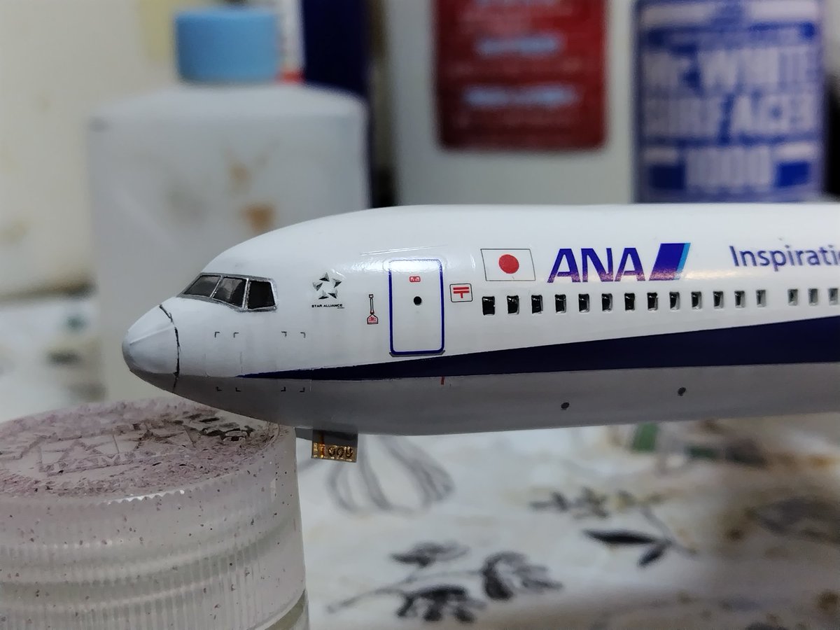 kd618a's tweet photo. 側窓にレジンを注入し、機体のガラス表現は全て完成しました !
小さな窓の開口に、一定量のレジンを注入するのが難しく…
よく見ると凸凹ですが今回はこれで行きます。

767の経年機は少しやつれている印象なので、ウェザリングも軽めにしておきました。

 #旅客機プラモ
 #ハセガワ https://t.co/5HewvojFWJ