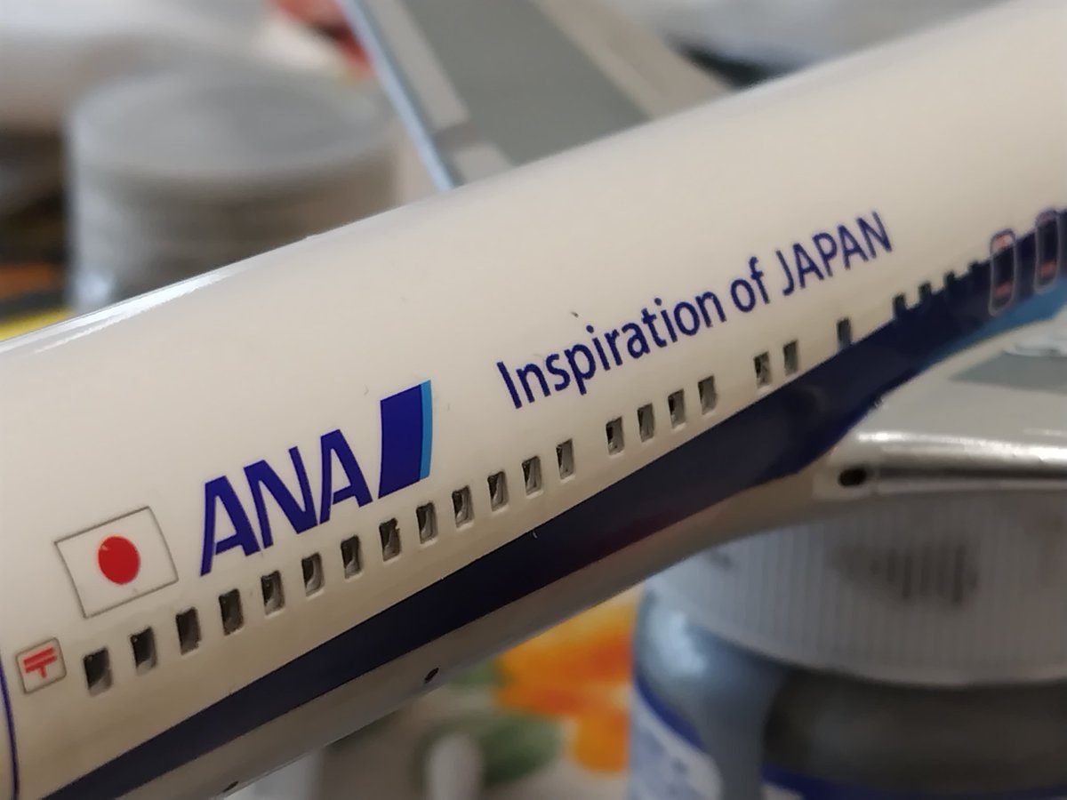 kd618a's tweet photo. 側窓にレジンを注入し、機体のガラス表現は全て完成しました !
小さな窓の開口に、一定量のレジンを注入するのが難しく…
よく見ると凸凹ですが今回はこれで行きます。

767の経年機は少しやつれている印象なので、ウェザリングも軽めにしておきました。

 #旅客機プラモ
 #ハセガワ https://t.co/5HewvojFWJ