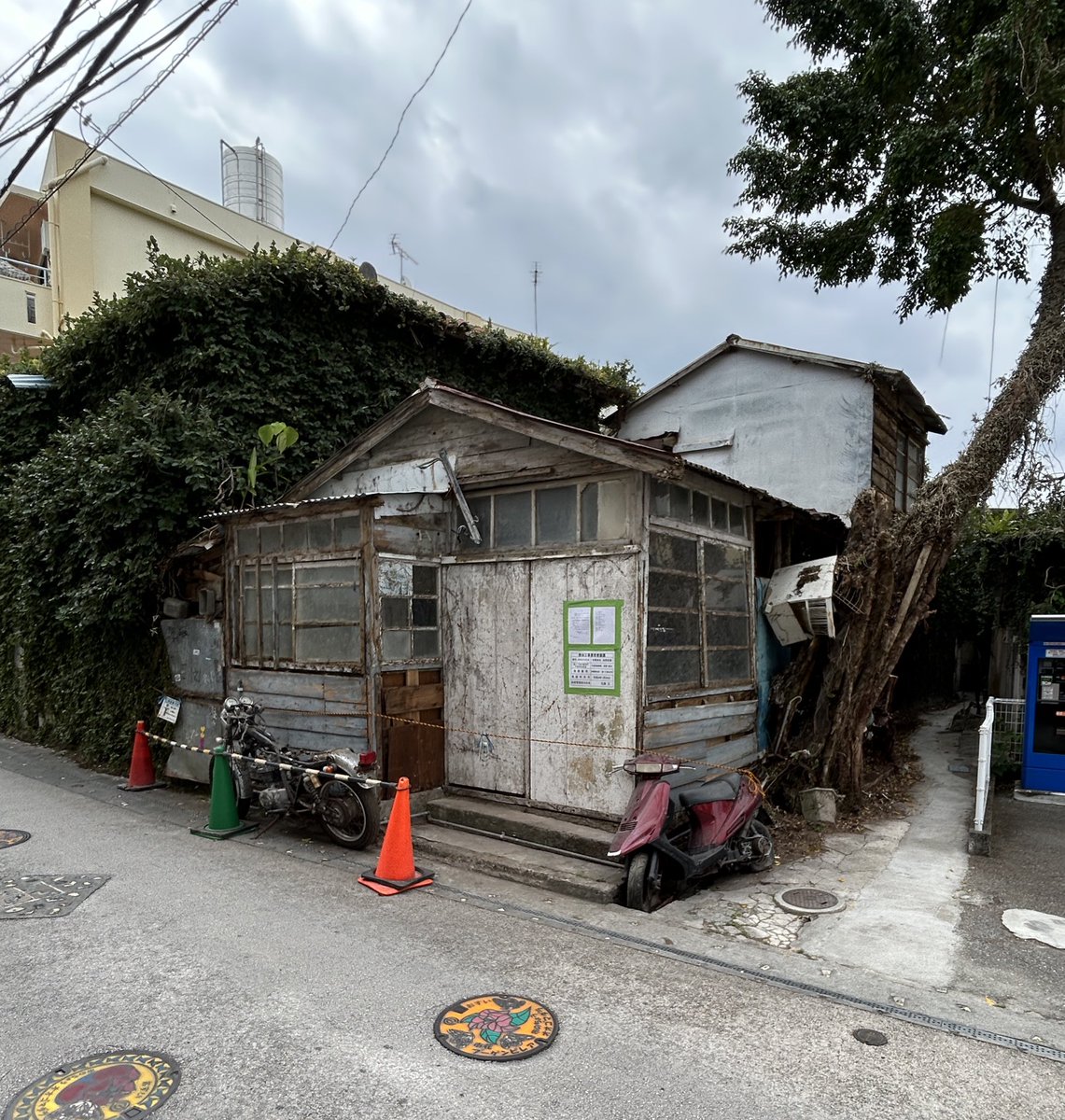 除草されてめっちゃ久しぶりにこの建物見えた。
小学校低学年の頃(20年以上前)、同級生の80~90歳ぐらい？のおじいちゃんが白衣着て理容室を営んでたな。

その同級生が、
「俺のおじいちゃんカリスマ美容師だよ！」って言ってたのも懐かしい。