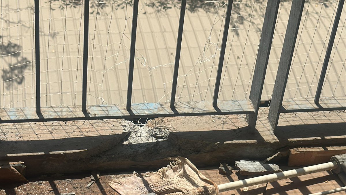 BTalapalliwar's tweet photo. Blasting still continues...
Today stones from the blasting site reached third floor flats. You can see the damage to the concrete. Some people in the society just missed from injuries. Please take some action. @PMCPune @PMCMCO @PuneCityPolice @CMOMaharashtra @DGPMaharashtra https://t.co/Fii3GTaBMk